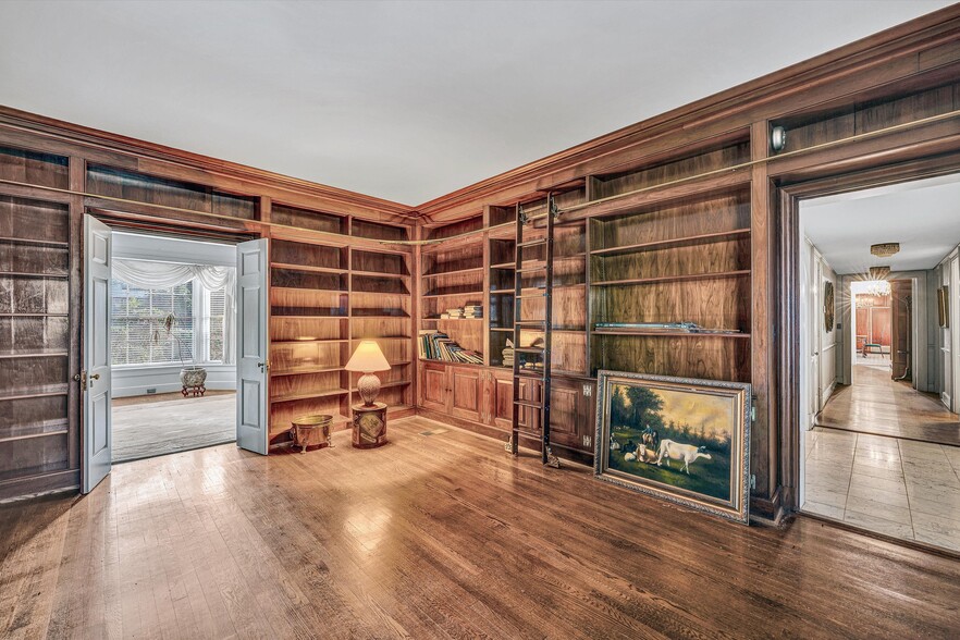 More Photos Of 934 Commander Dr, Roanoke Specialty For Sale