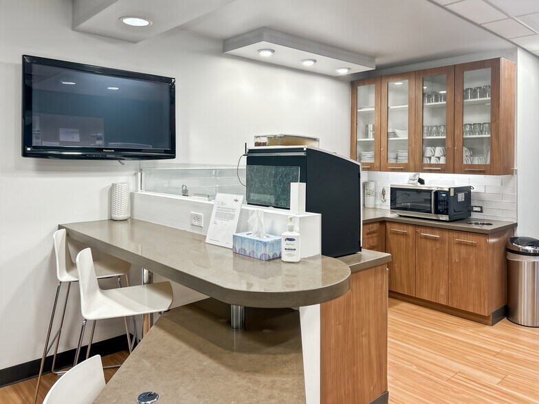 More Photos Of 139-159 Crocker Park Blvd, Westlake Coworking Space
