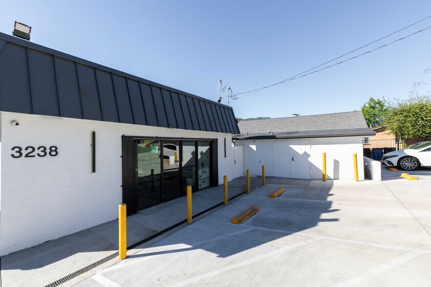 More Photos Of 3238 Foothill Blvd, Glendale Freestanding For Sale