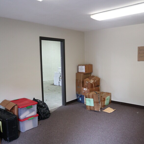 More Photos Of 656 Capital Cir NE, Tallahassee Warehouse For Lease