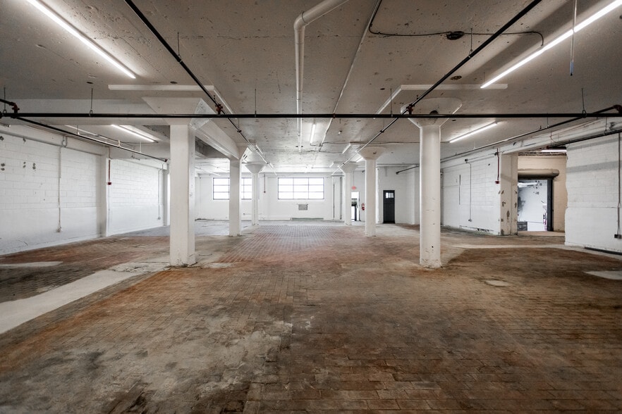 More Photos Of 2000 Division St, Detroit Warehouse For Sale