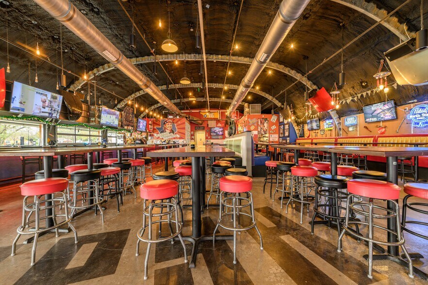 More Photos Of 309 S Oak St, Roanoke Restaurant For Lease