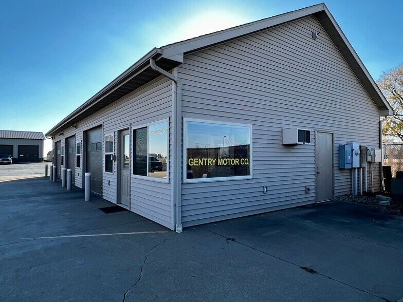 More Photos Of 1719 E Jackson St, Macomb Auto Dealership For Sale