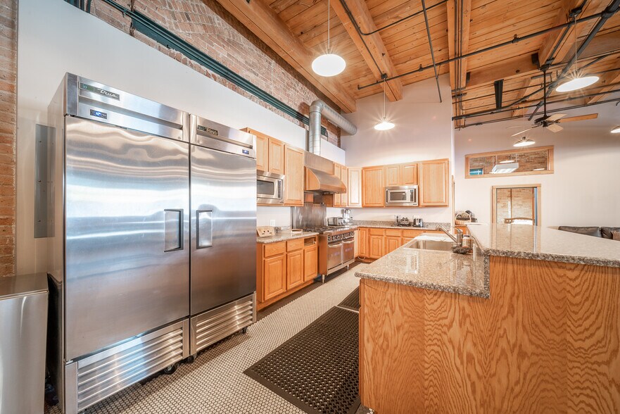 More Photos Of 1550 S Indiana Ave, Chicago Office Residential For Lease
