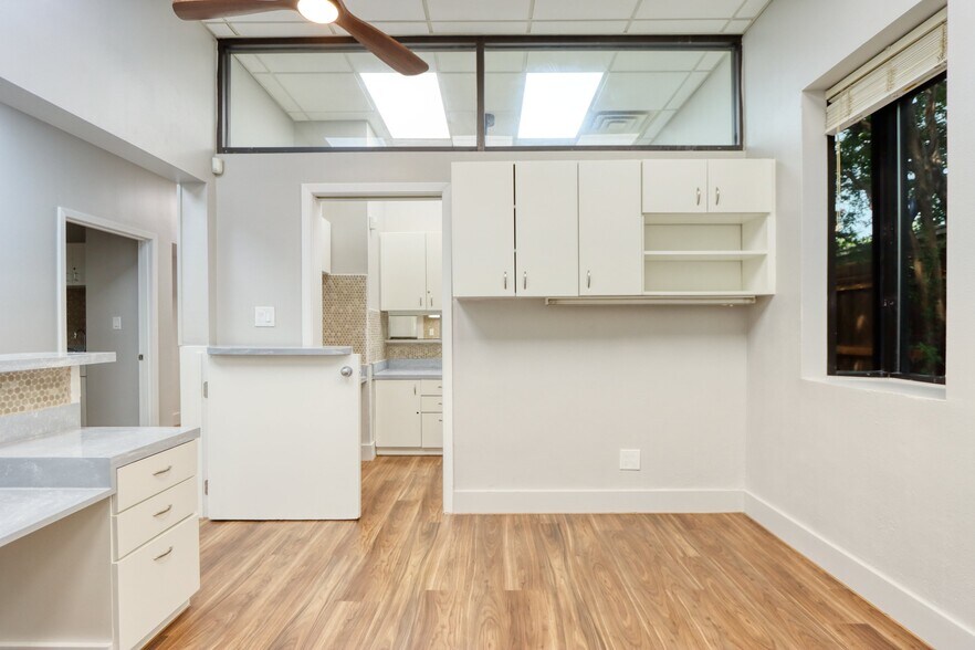 More Photos Of 1717 N Garrett Ave, Dallas Medical For Sale