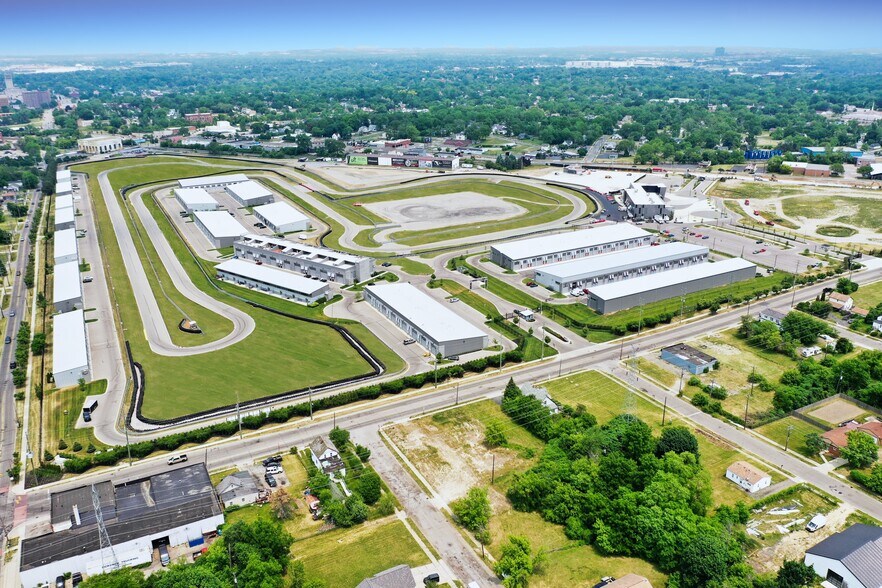 More Photos Of 247 Apex Dr, Pontiac Parking Garage For Sale