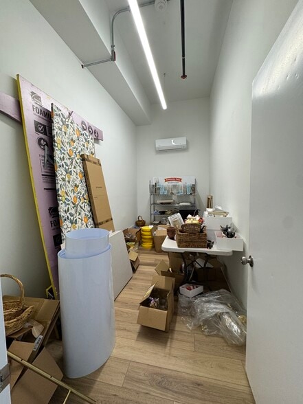 More Photos Of 980 Little East Neck Rd, West Babylon Showroom For Lease