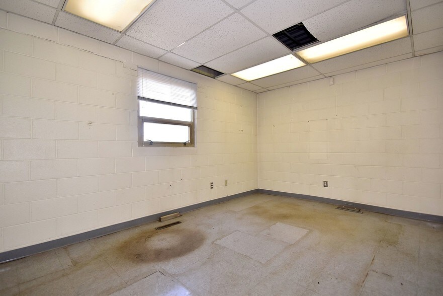 More Photos Of 420 Woodruff Rd, Joliet Warehouse For Lease