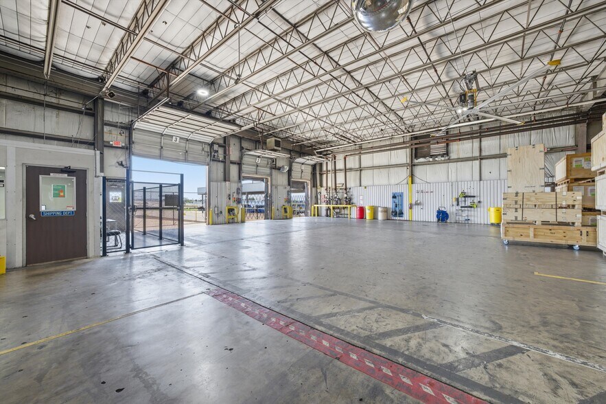 More Photos Of 700 W Loop 340, Woodway Warehouse For Lease