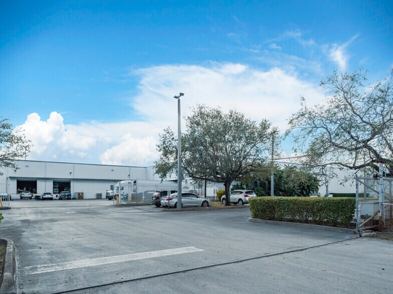 More Photos Of 50 NE 179th St, Miami Manufacturing For Lease