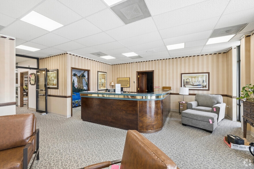 More Photos Of 1076 Sunset Blvd, West Columbia Showroom For Lease