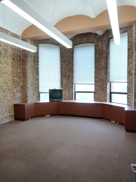 More Photos Of 1 Campbell Plz, Saint Louis Office For Lease