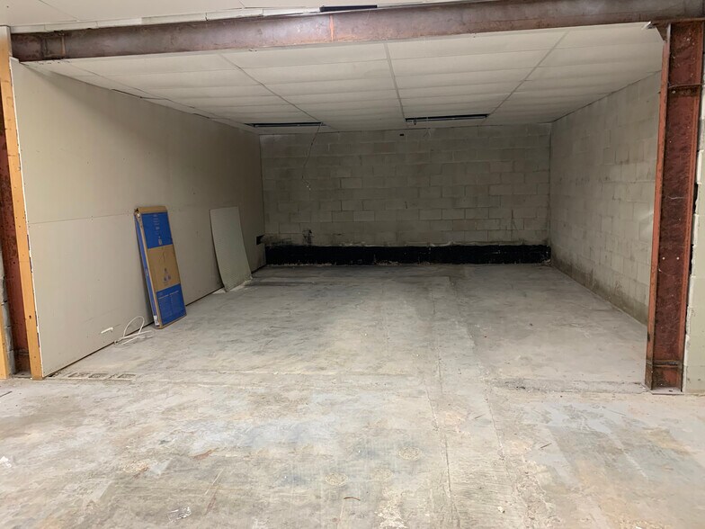 More Photos Of 1213 W Gaines St, Lawrenceburg Flex For Lease