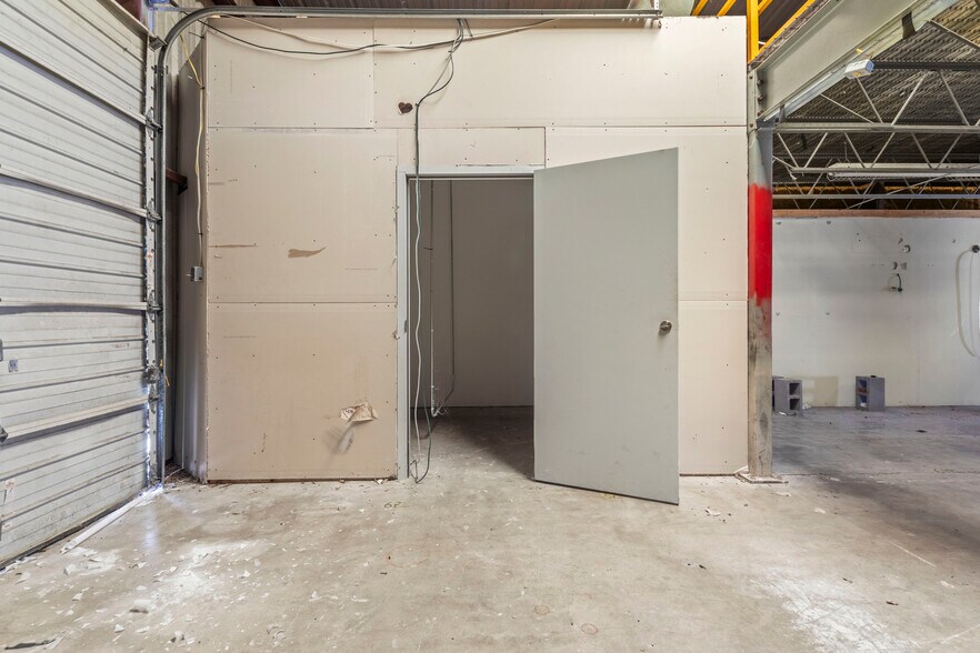 More Photos Of 49 Happy St, Killeen Warehouse For Lease