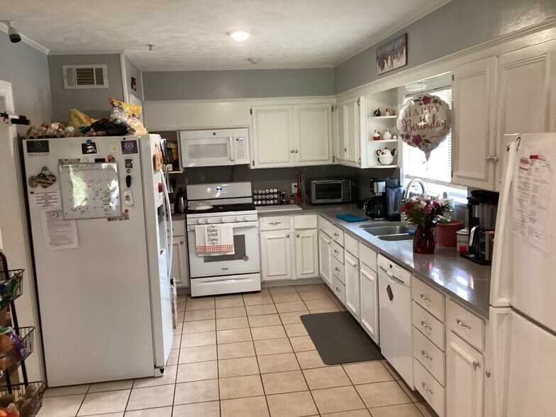 More Photos Of 302 Conroe Dr, Conroe Assisted Living For Sale