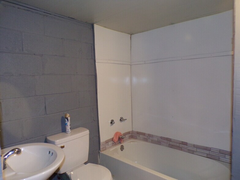 More Photos Of 450 S Oak St, Jackson Storefront Retail Office For Sale