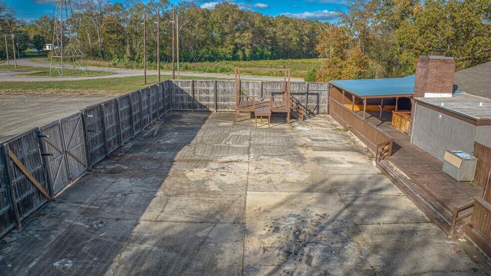 More Photos Of 4840 Hatch Blvd, Muscle Shoals Restaurant For Sale