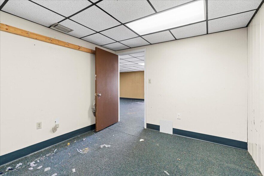 More Photos Of 1001 NE Waldo Rd, Gainesville Office For Sale