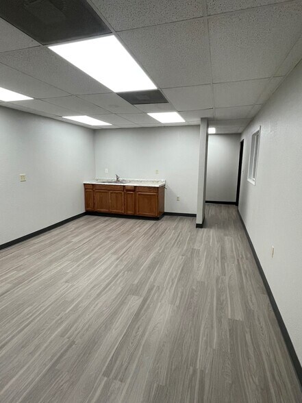 More Photos Of 2220 Carson St, Haltom City Distribution For Lease