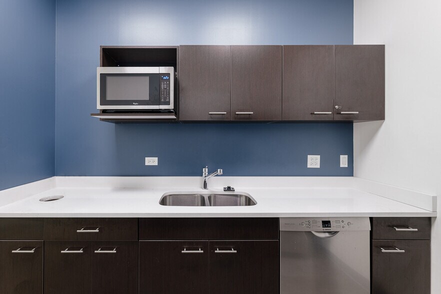 More Photos Of 5364 W Devon Ave, Chicago Medical For Sale