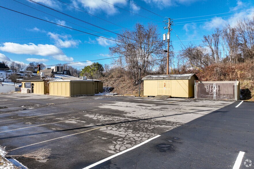 More Photos Of 27 Miners Dr, Castlewood Restaurant For Lease