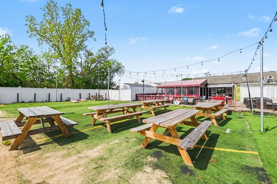 More Photos Of 5153 Fenton Rd, Flint Restaurant For Sale