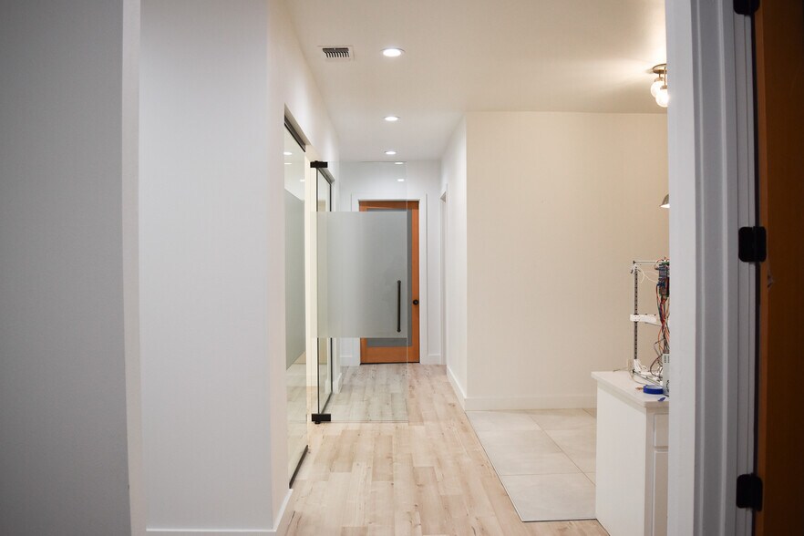 More Photos Of 8341 Upland Ave, Lubbock Office For Sale