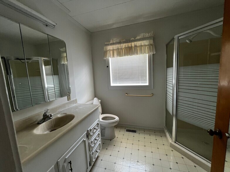 More Photos Of 2525 W Franklin Blvd, Gastonia Office For Sale