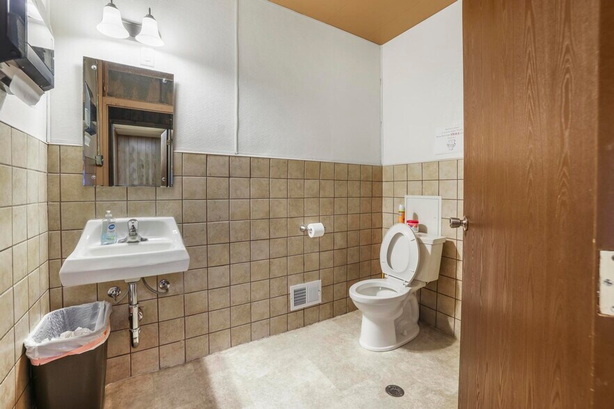 More Photos Of 507 Main Ave W, Twin Falls Flex For Sale