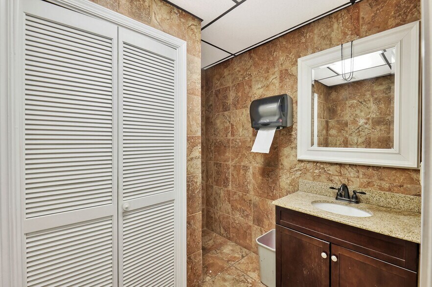 More Photos Of 11209 W Kellogg, Wichita Auto Dealership For Sale