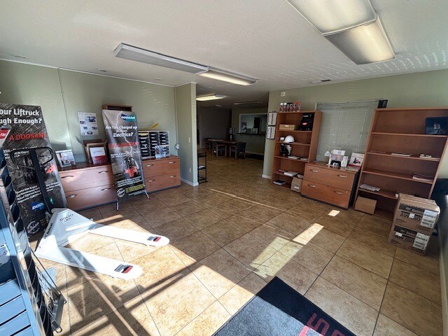 More Photos Of 1813 Moffat Blvd, Manteca Warehouse For Lease