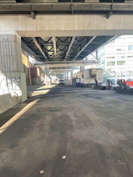 More Photos Of 353 Berry St, Brooklyn Land For Lease