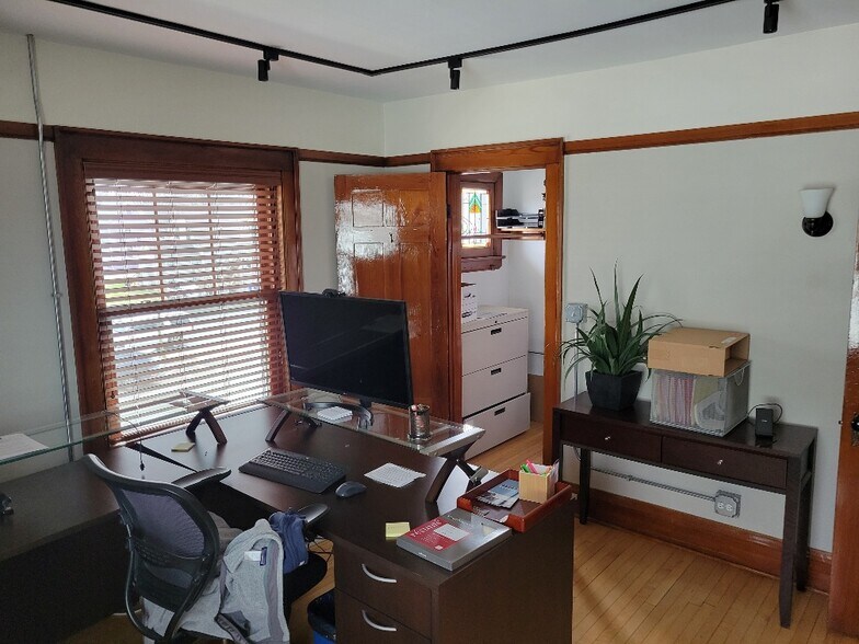 More Photos Of 117 W Willow Ave, Wheaton Office For Lease