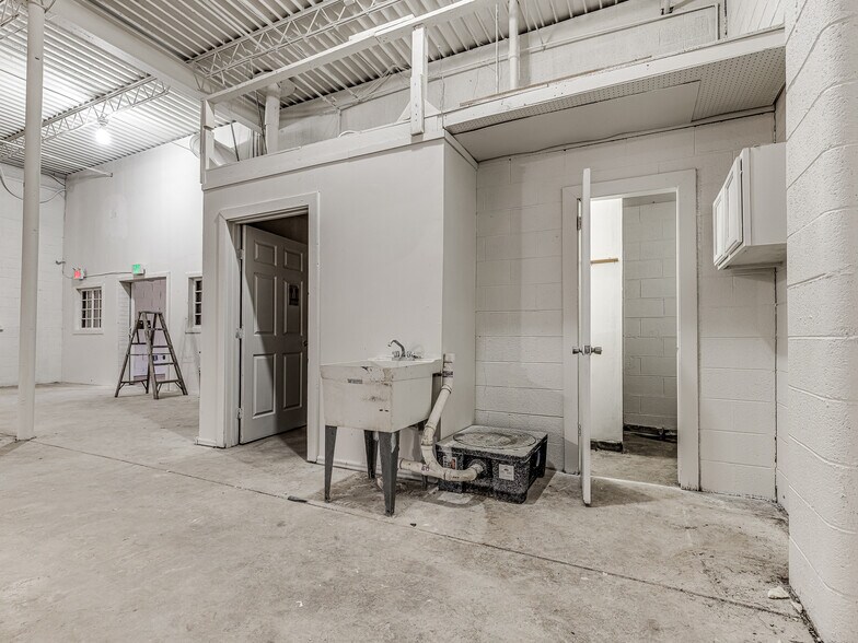More Photos Of 912 N Pennsylvania Ave, Oklahoma City Warehouse For Lease