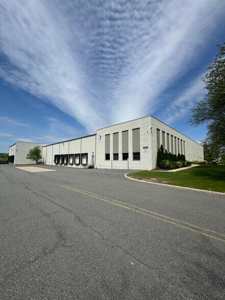 Primary Photo Of 131-133 Seaview Dr, Secaucus Warehouse For Lease