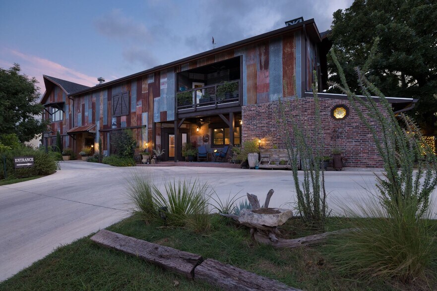 More Photos Of 504 Tivy St, Kerrville Flex For Sale