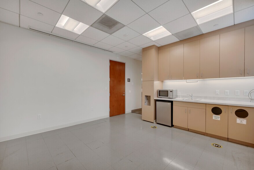 More Photos Of 855-865 Aviation Dr, Camarillo Airplane Hangar For Lease