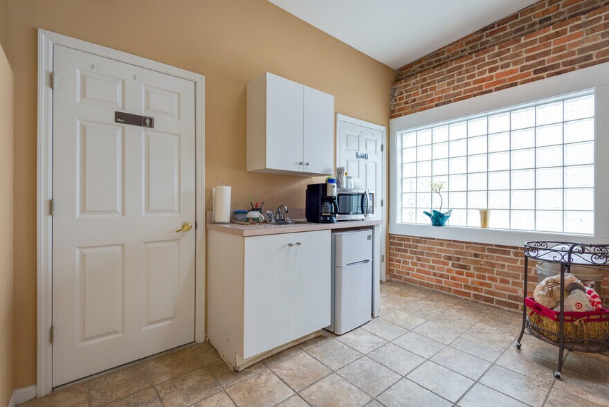 More Photos Of 122 S Calhoun St, Tallahassee Office For Lease