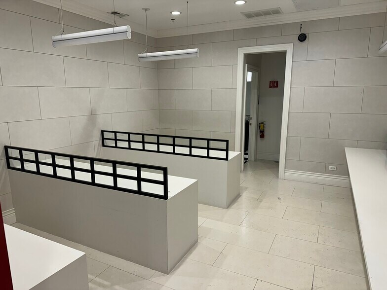 More Photos Of 906 N State St, Chicago General Retail For Lease