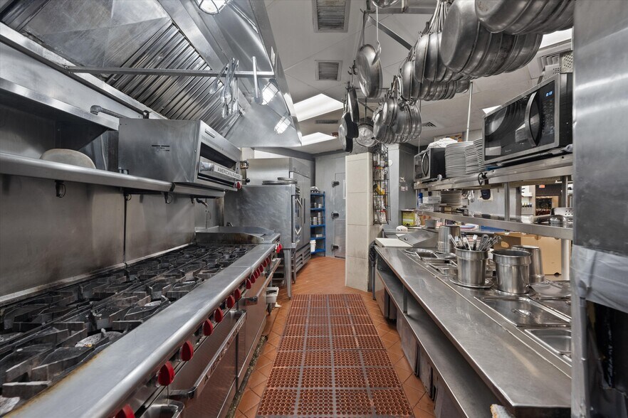 More Photos Of 514 NW Dixie Hwy, Stuart General Retail For Sale