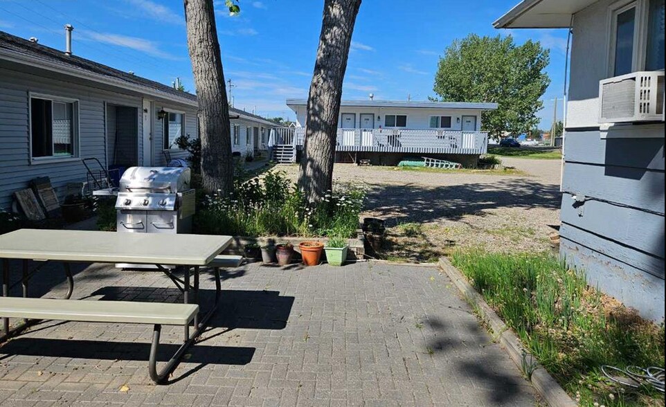 Primary Photo Of 115 2nd St SE, Vulcan Hotel For Sale