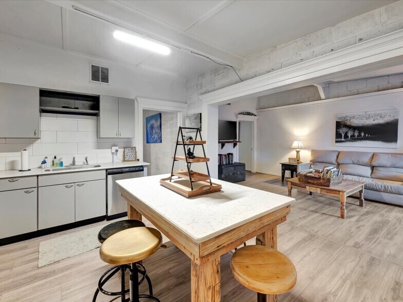 More Photos Of 132 Nacogdoches St, Center Storefront Retail Residential For Sale