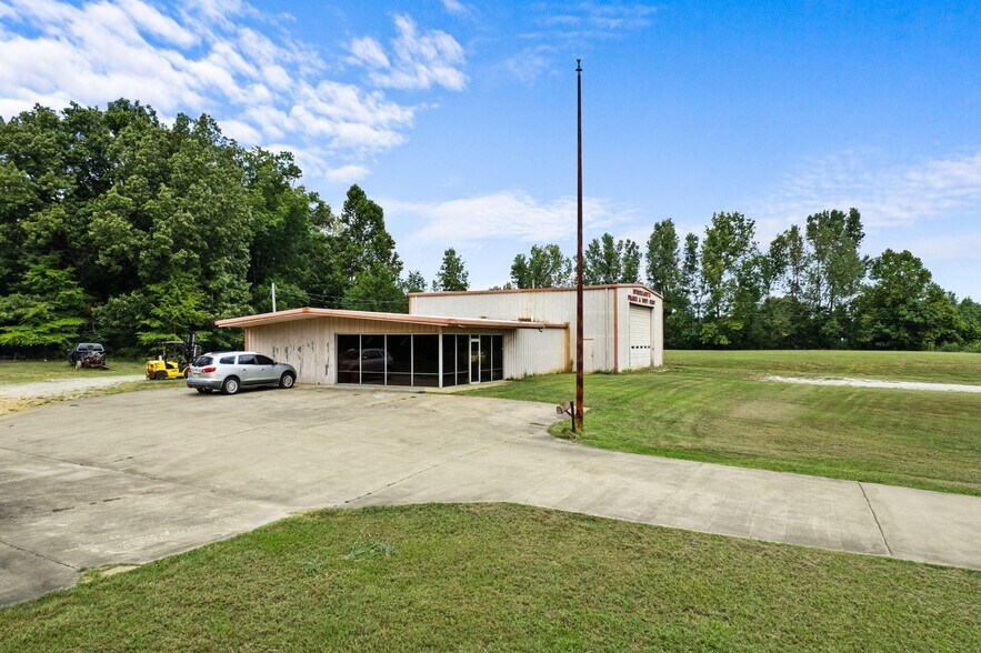 More Photos Of 504 S Harper Rd, Corinth Showroom For Sale