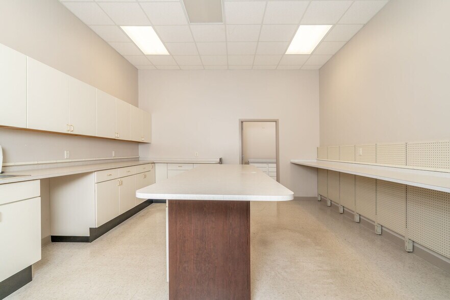 More Photos Of 16 Gosnell, Staunton Medical For Sale