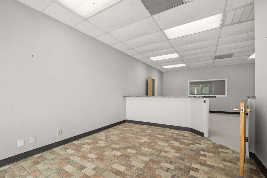 More Photos Of 10854 Vandale St, San Antonio Flex For Sale