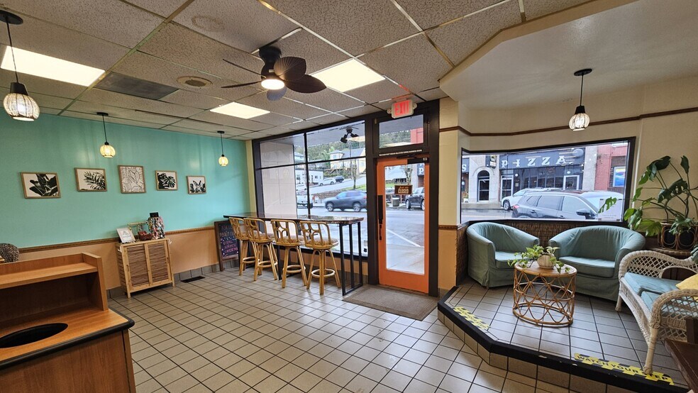 More Photos Of 165 N 1st St, Kalama Storefront For Lease