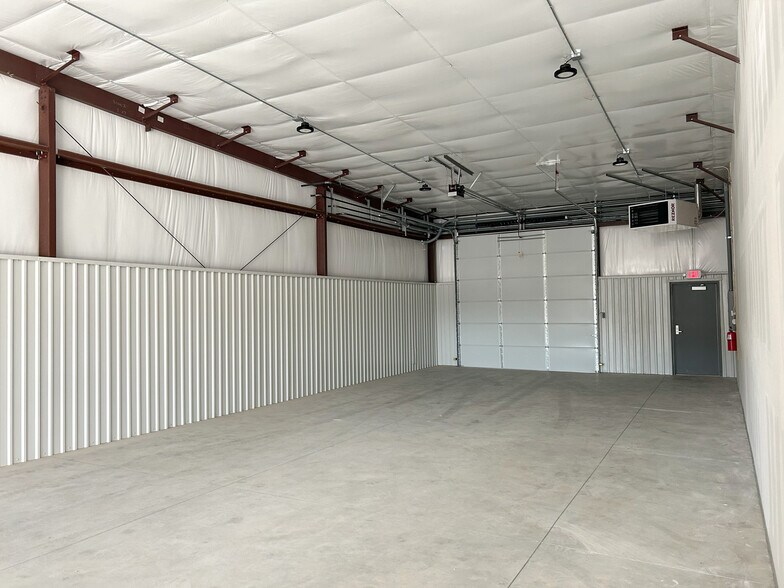 More Photos Of 3725-3729 N Ridgewood St, Wichita Light Distribution For Lease