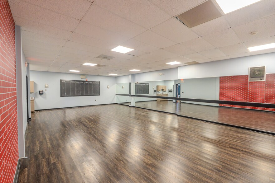 More Photos Of 1931 Washington Valley Rd, Martinsville Storefront Retail Office For Lease