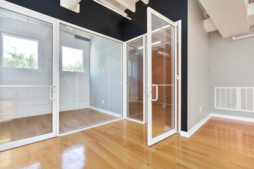 More Photos Of 2011 Magazine St, New Orleans Coworking Space