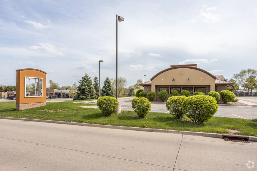 More Photos Of 8134 Douglas Ave, Urbandale Restaurant For Sale